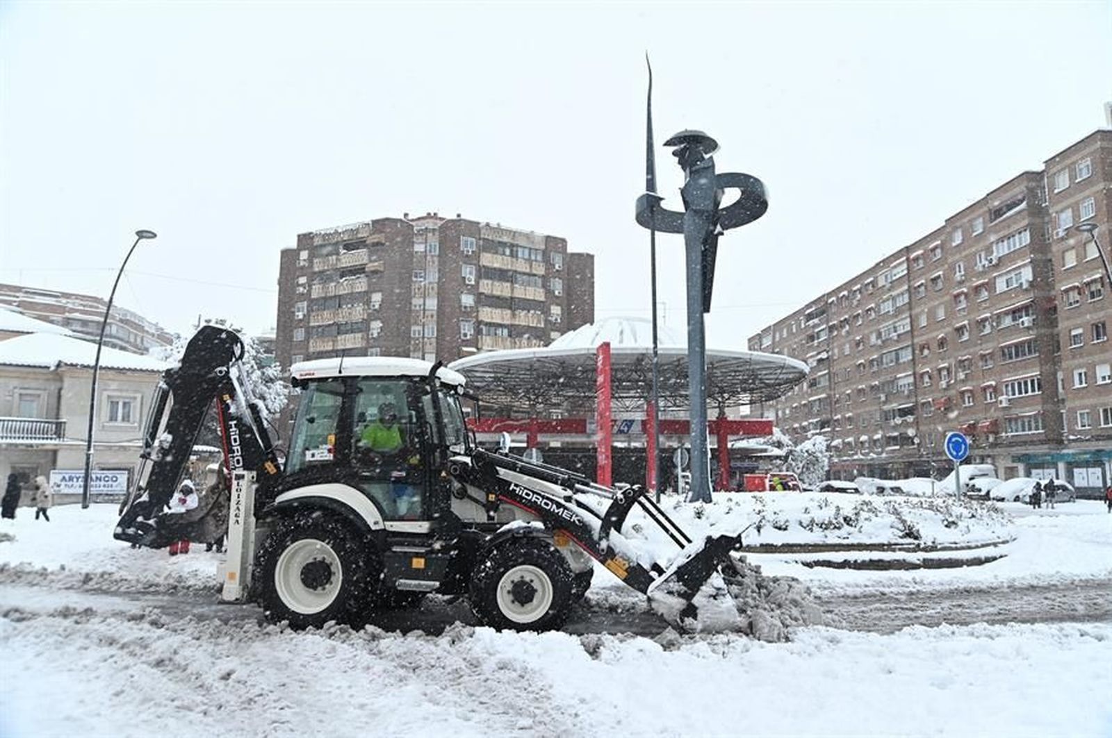 Alcalá de Henares despeja de nieve el acceso al Hospital Príncipe de Asturias