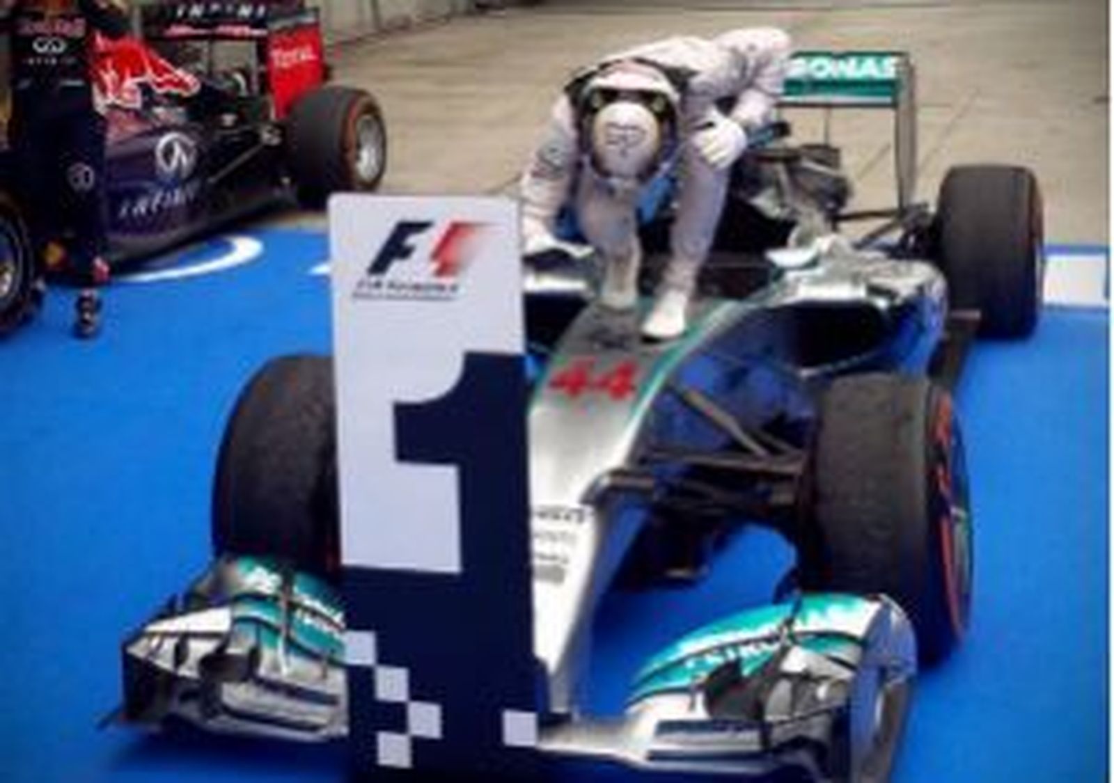 Hamilton gana el Gran Premio de Malasia y Alonso fue cuarto