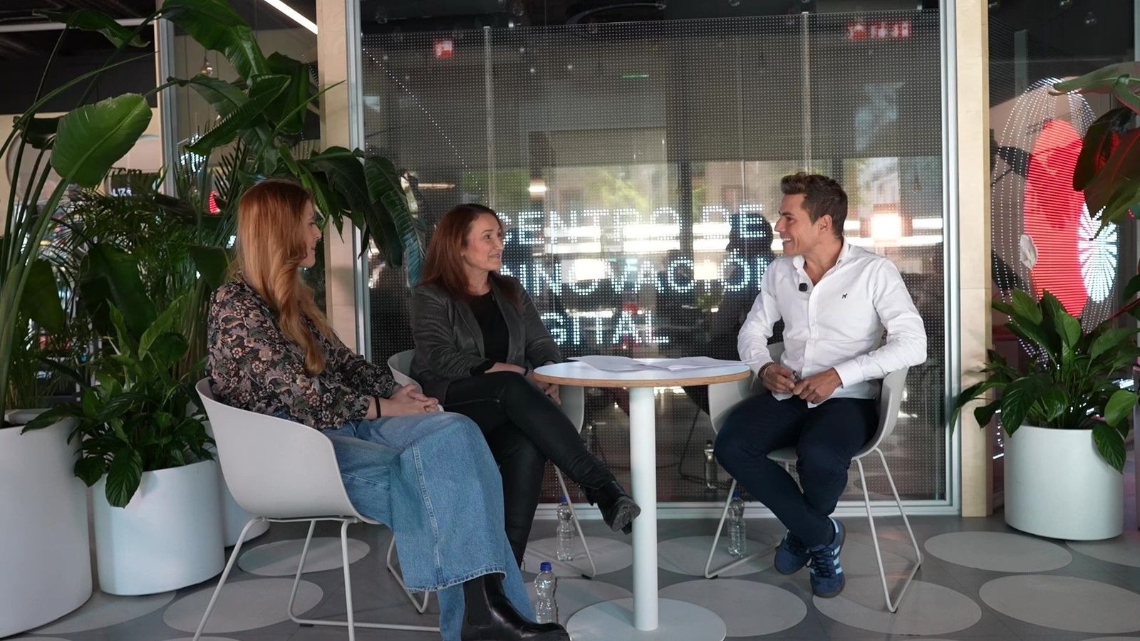 Conectando generaciones: la tecnología madrileña que rompe la soledad y transforma vidas