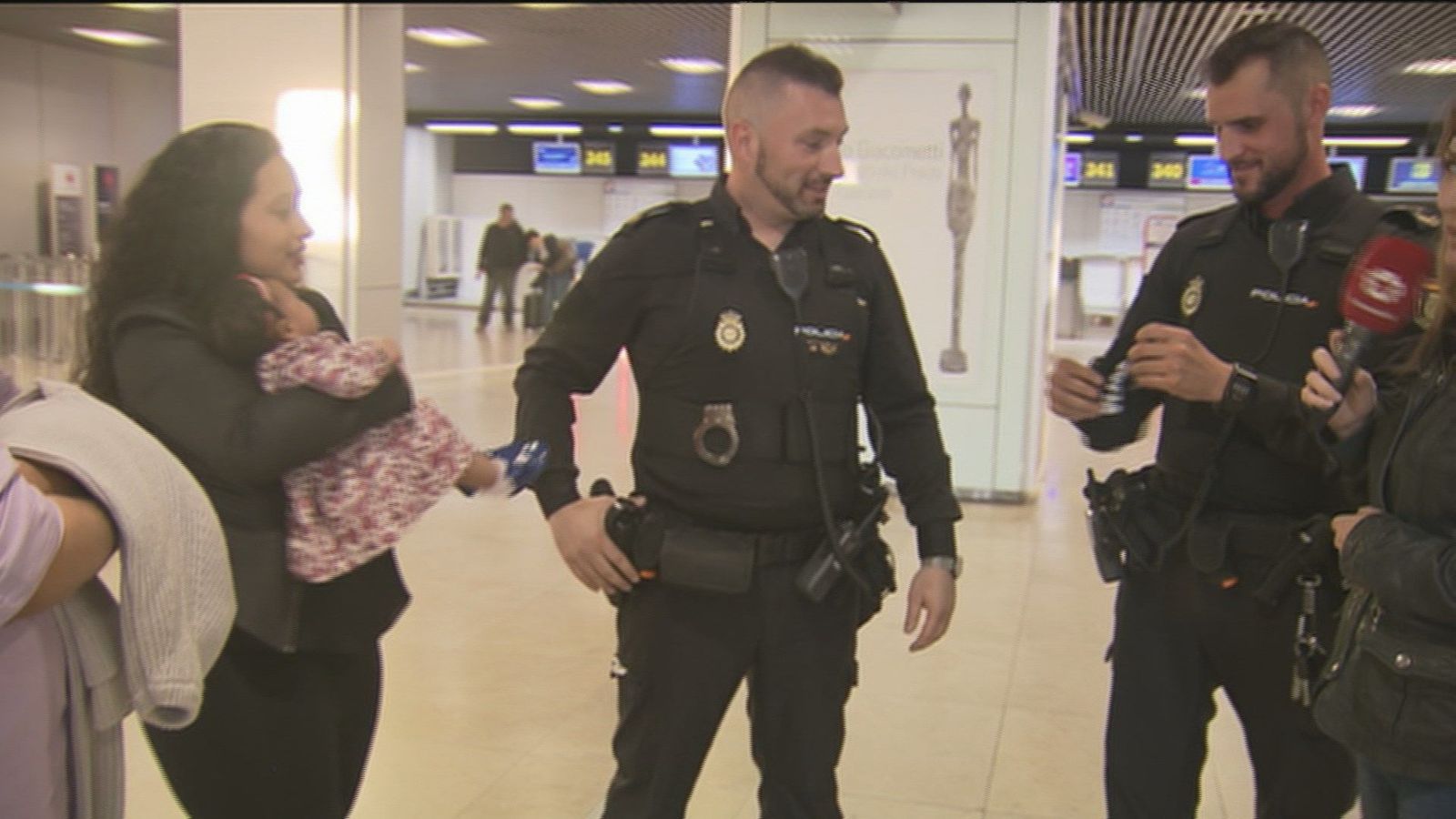 Dos policías salvan a una bebé de morir atragantada en Madrid en plena calle