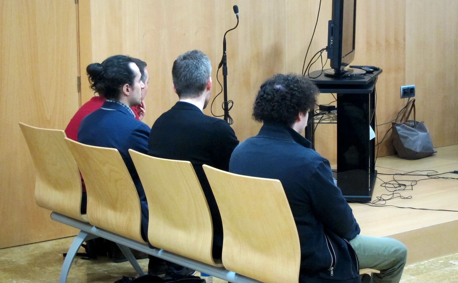 Imagen de los acusados por el caso 'Seriesyonkis', sentados en el banquillo