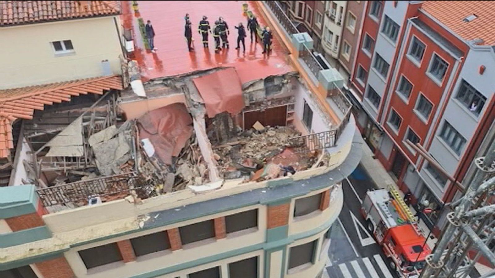 Dos trabajadores muertos por el derrumbe del techo de un colegio en Gijón
