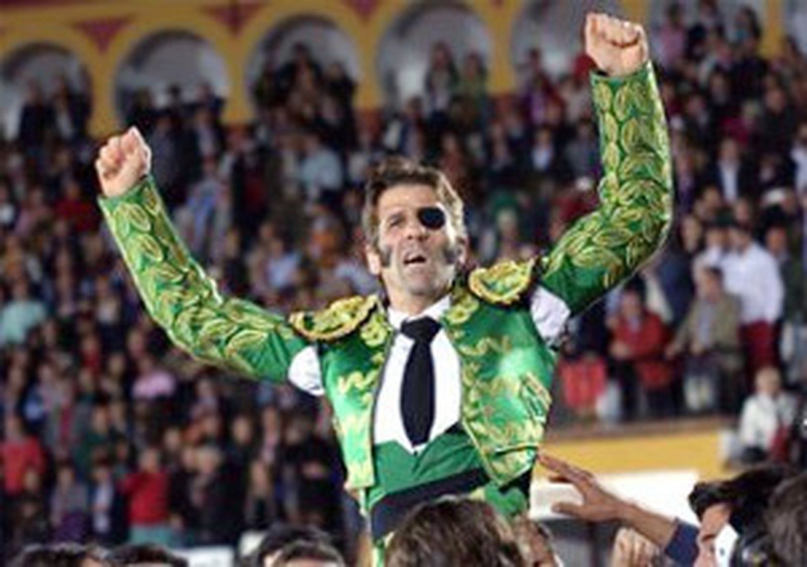 Juan José Padilla volvió por todo lo alto abriendo la Puerta Grande de Olivenza