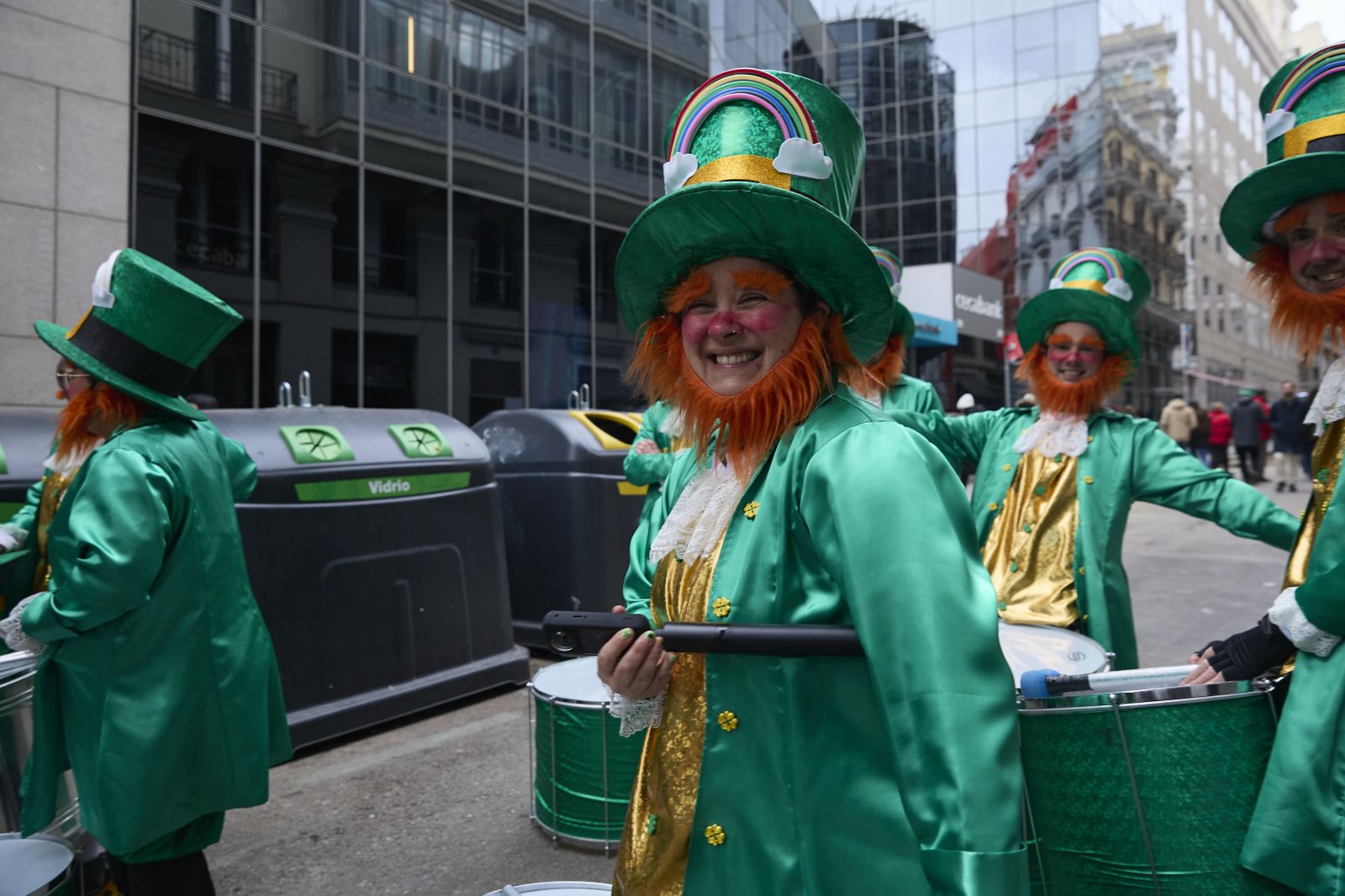 Un grupo de personas celebrando San Patricio