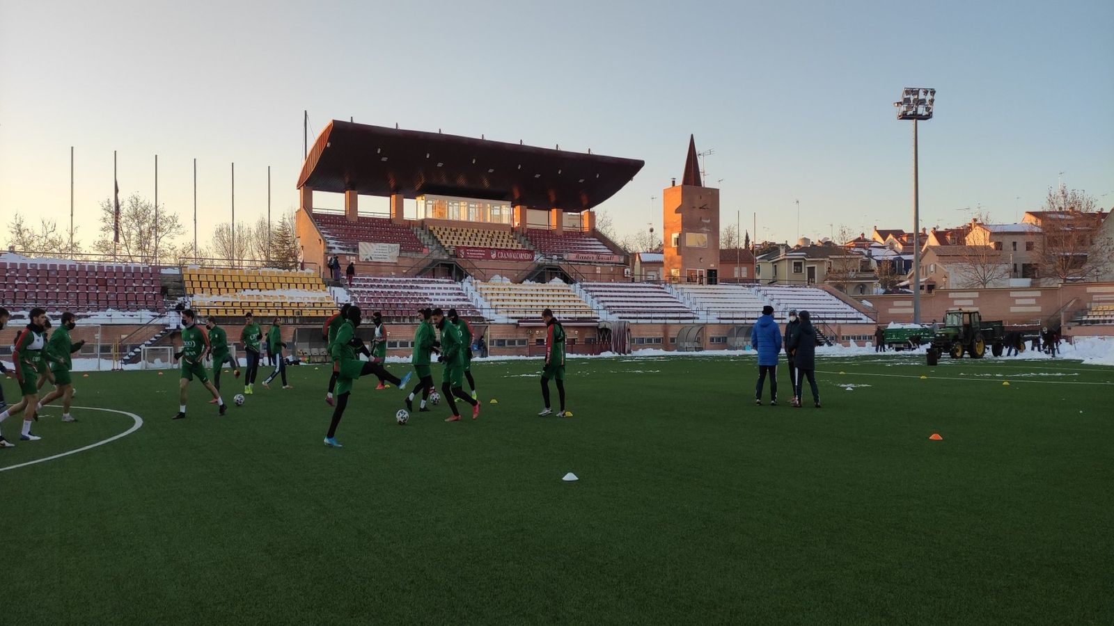 Los jugadores del Navalcarnero por fin pudieron entrenar en un estadio sin nieve