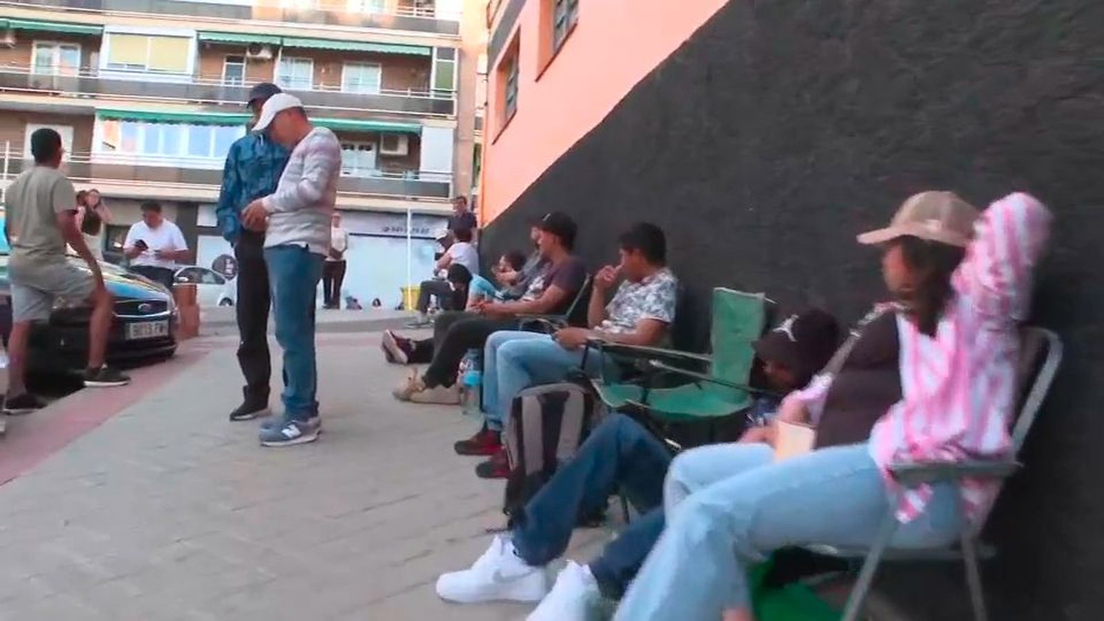 Cientos de inmigrantes hacen cola el fin de semana para obtener certificados para su regularización