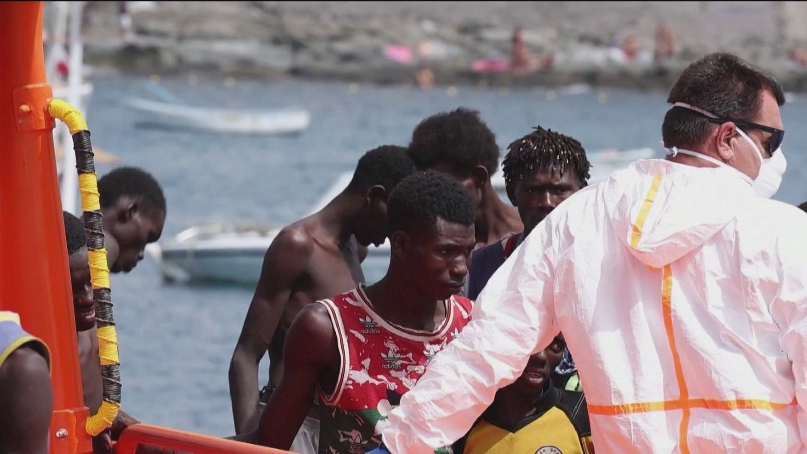 Salvamento Marítimo rescata una patera  con 139 personas al sur de Gran Canaria