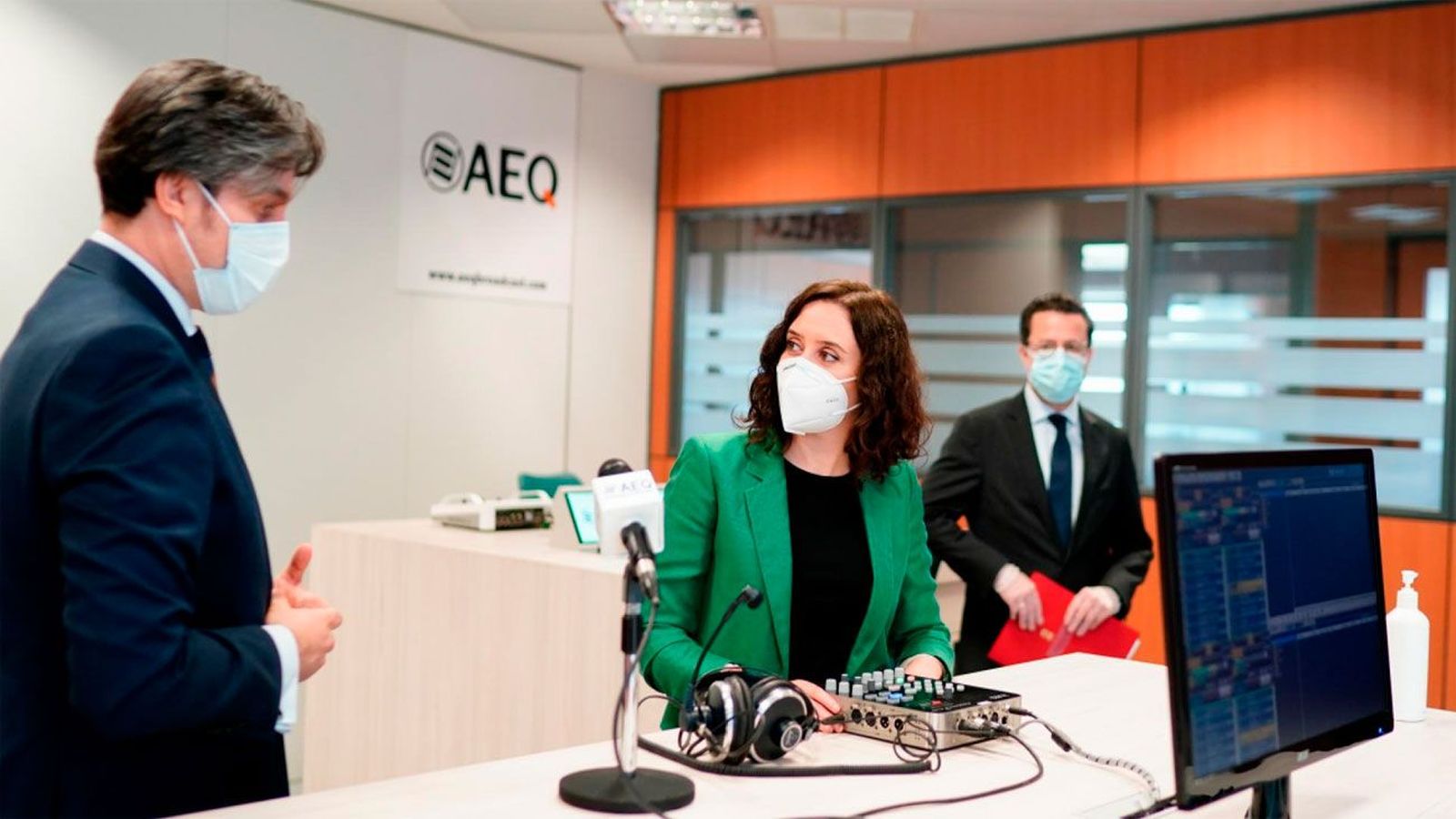 Ayuso analiza con empresarios la reducción de la carga burocrática para facilitar la actividad y el empleo