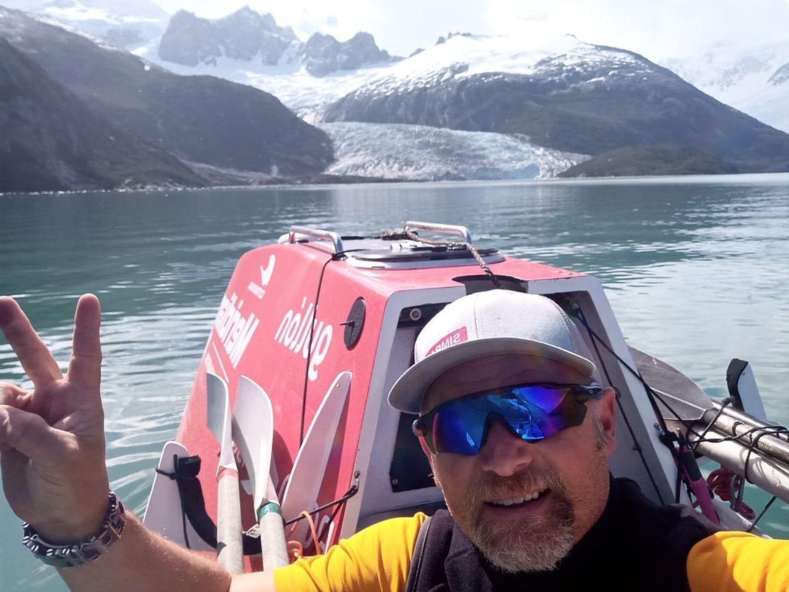 Antonio de la Rosa junto a su embarcación durante los preparativos para la travesía polar
