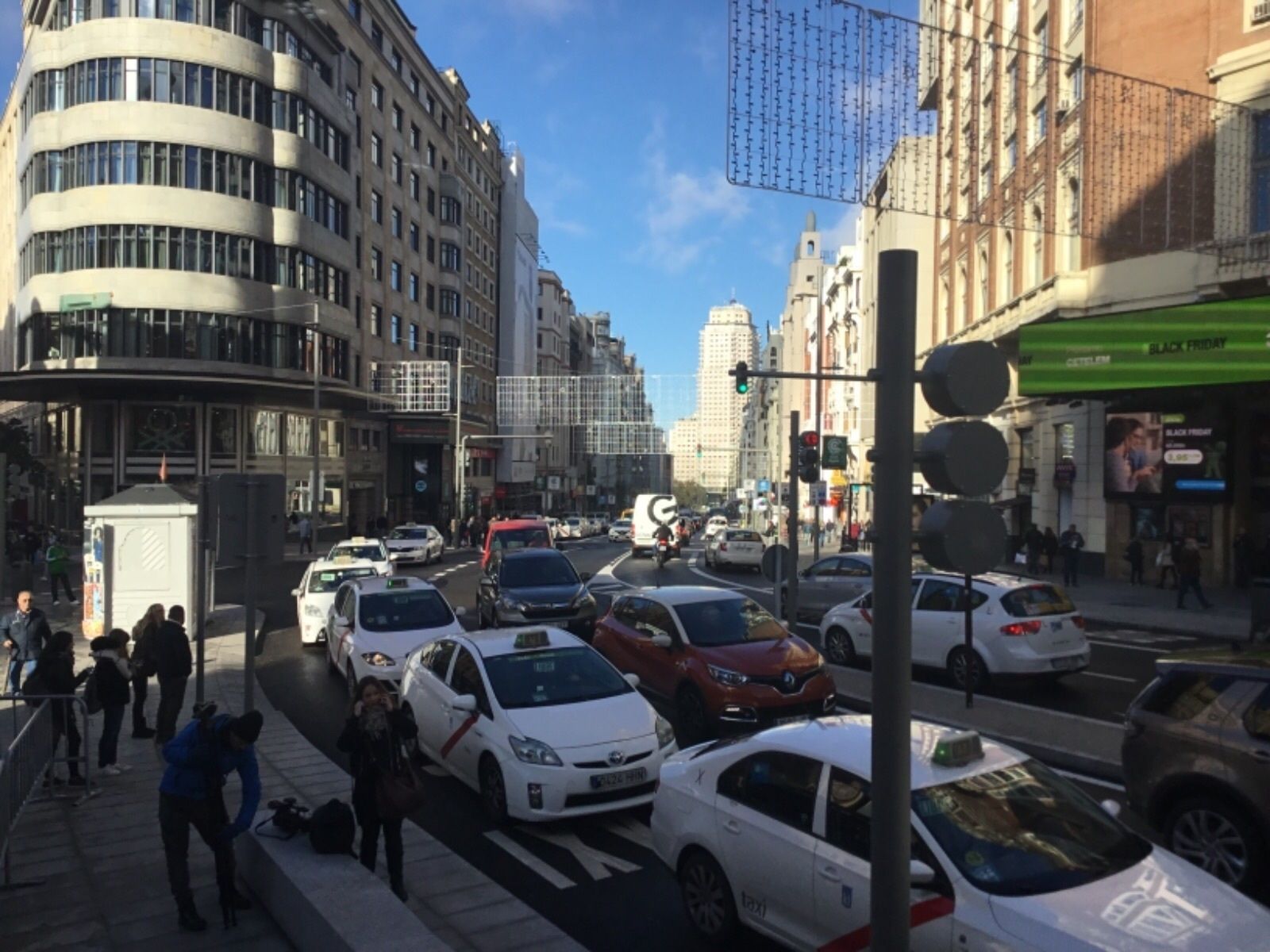 Gran Vía a la altura de Callao, desde el set montado para Telemadrid y Onda Madrid