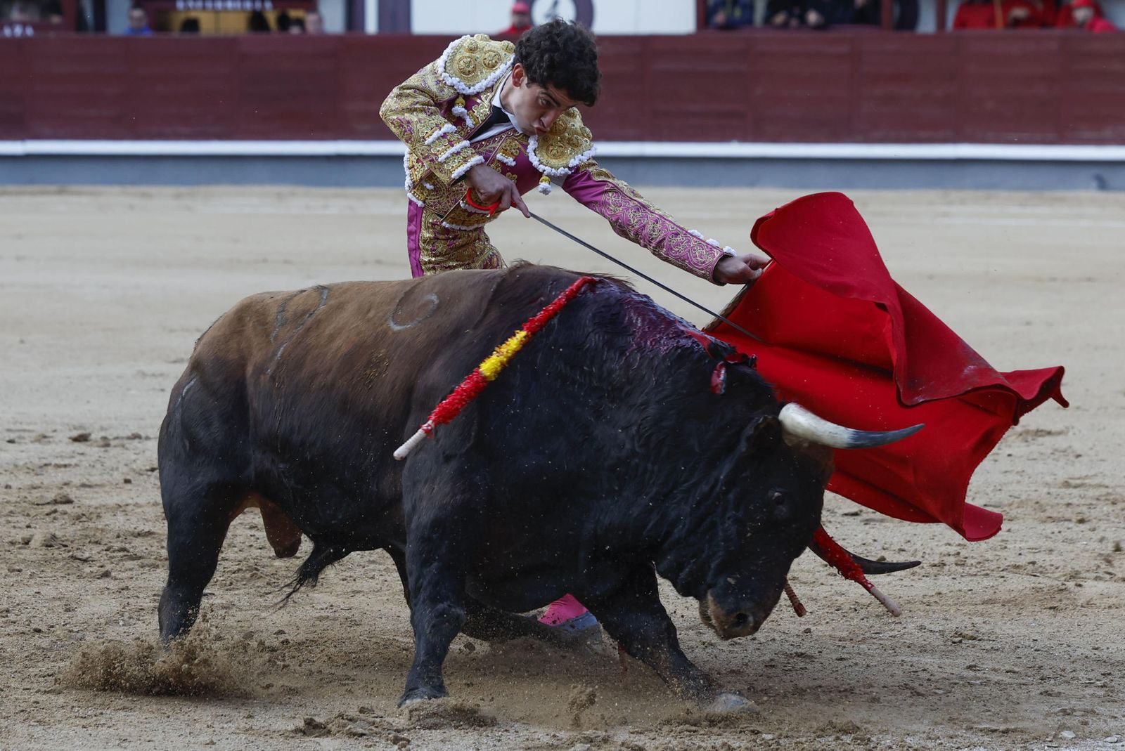 El diestro Víctor Hernández en su faena durante la corrida celebrada en la plaza de toros de Las Ventas