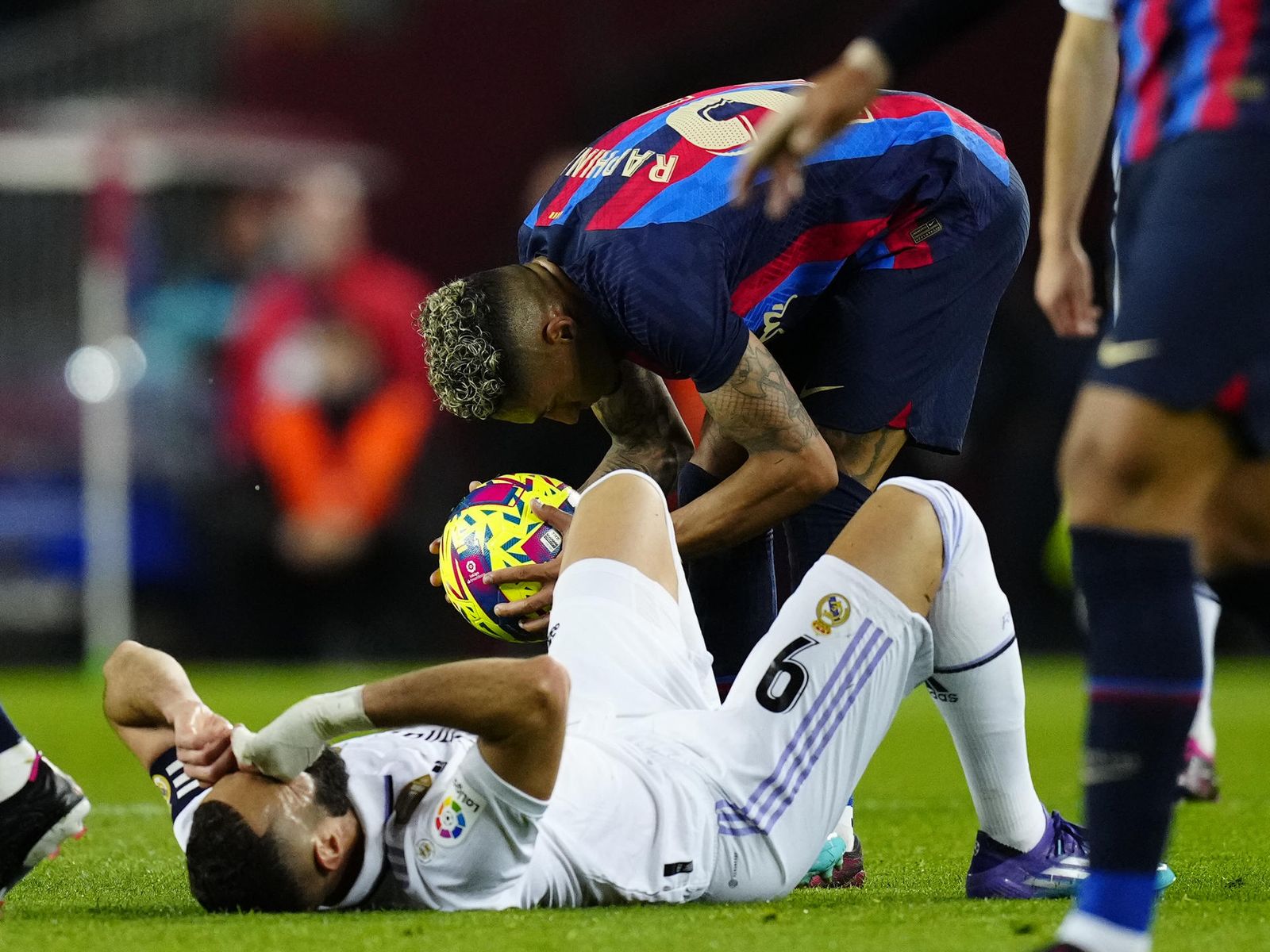Benzema ante el Barcelona