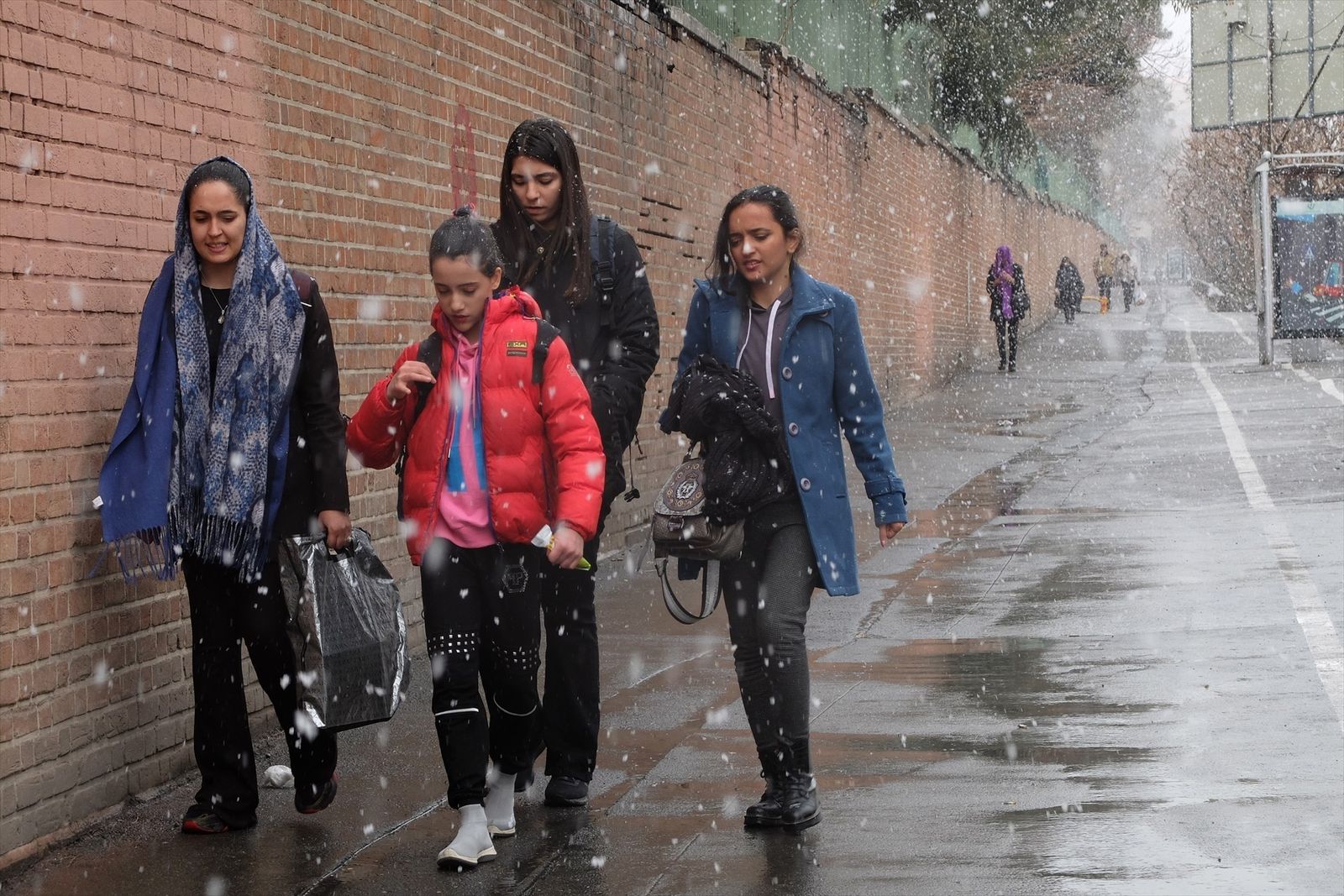 Nuevos envenenamientos con gas afectan a unas 60 alumnas en Irán