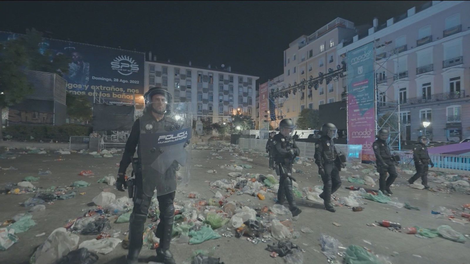La Policía desaloja un macrobotellón tras los conciertos del Orgullo en Chueca