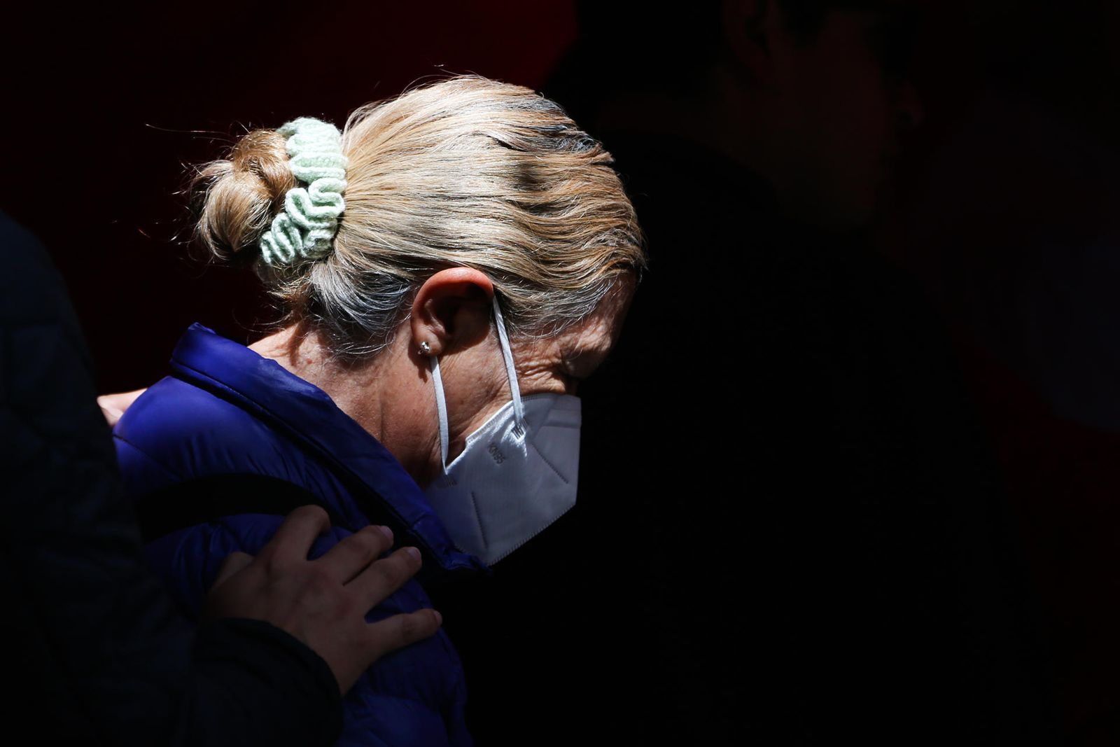 Una mujer usando mascarilla