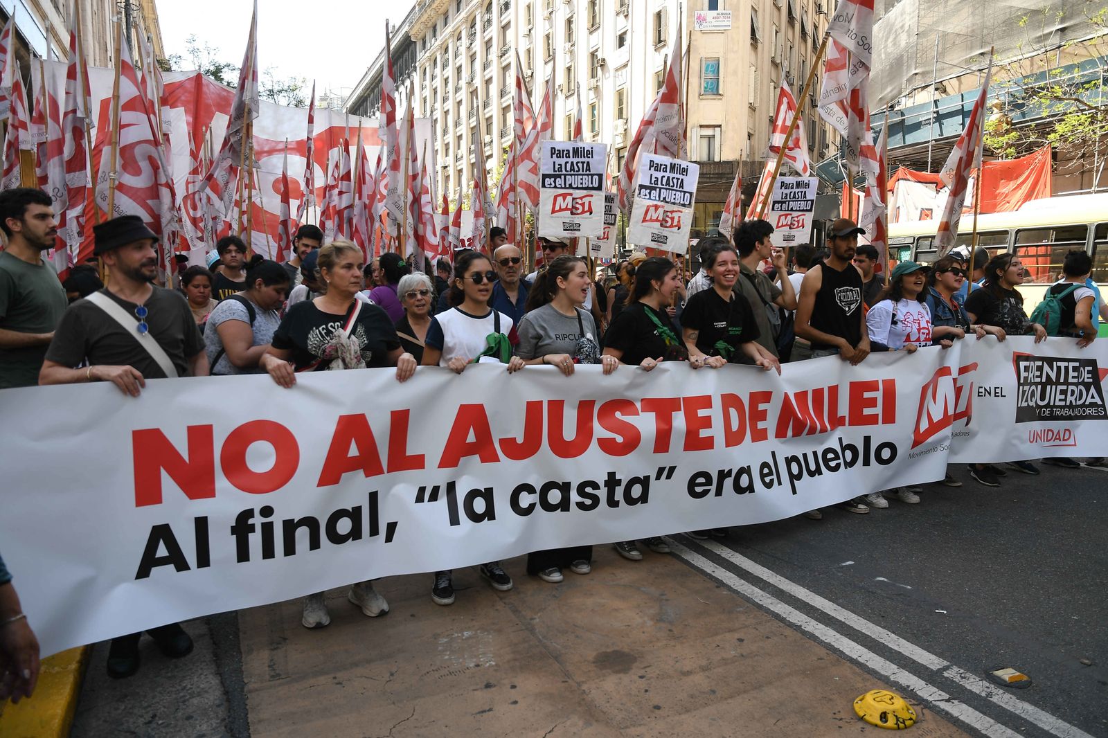 Protestas en Buenos Aires contra el plan de ajuste económico de Milei