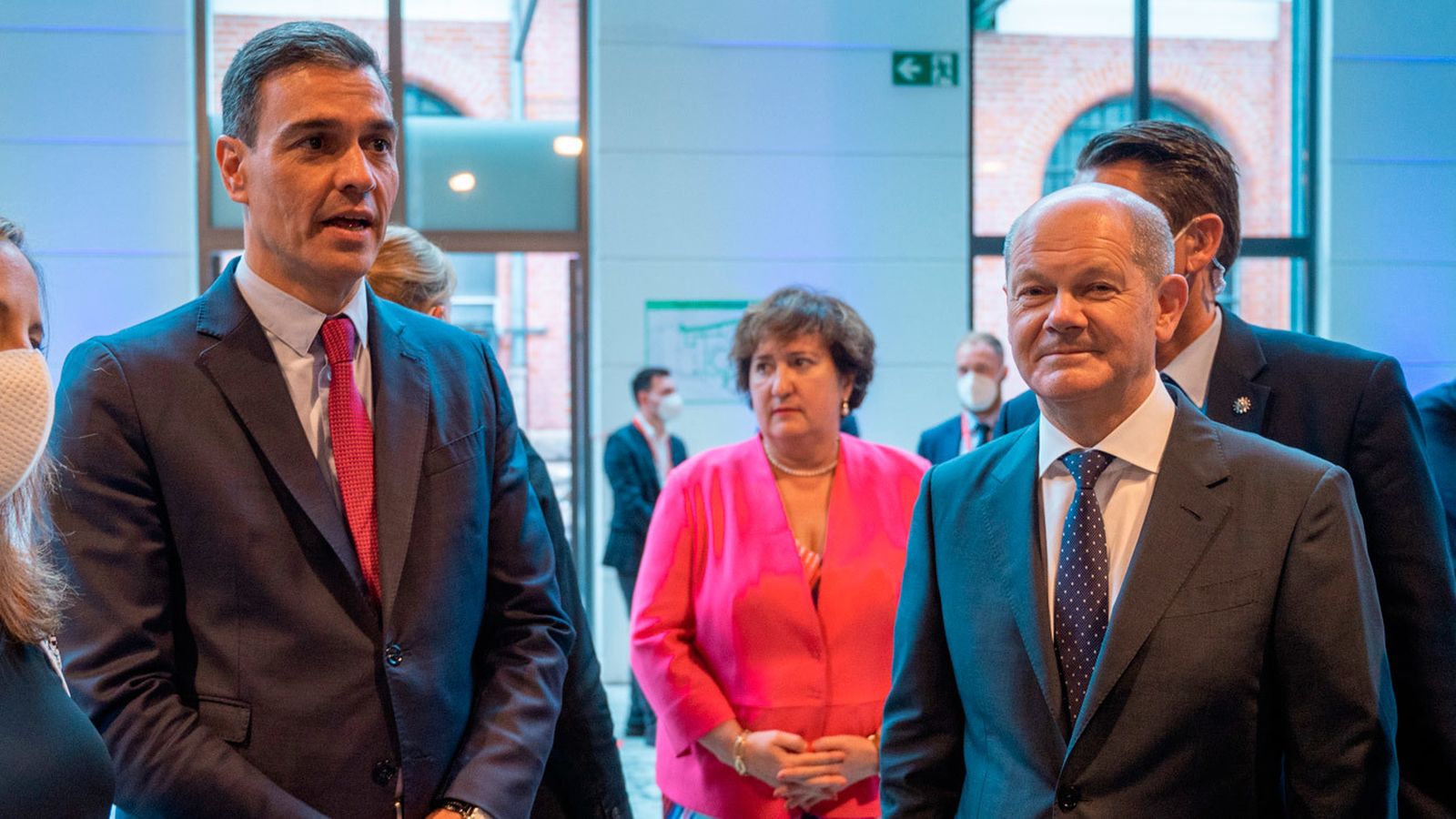 Pedro Sánchez y el nuevo canciller alemán Olaf Scholz asisten a una conferencia del Partido Socialista Europeo