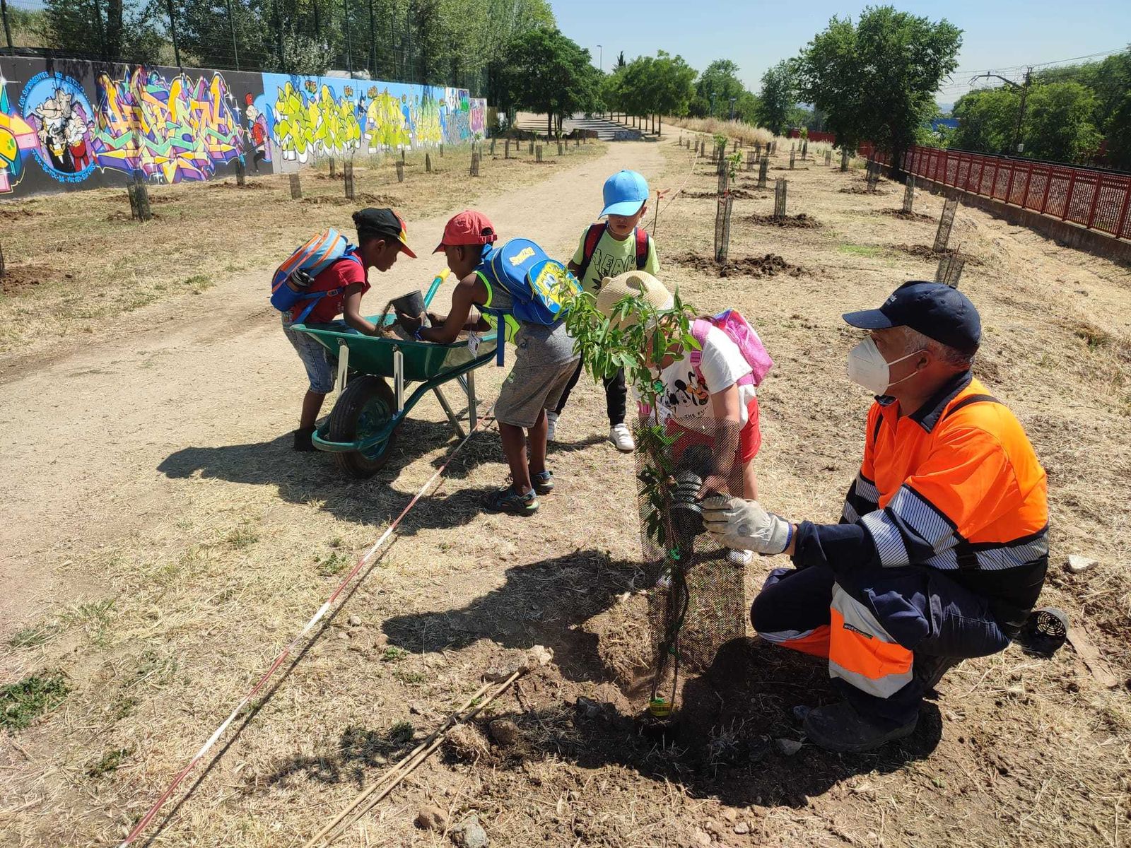 Varios niños participan en una plantación en Madrid