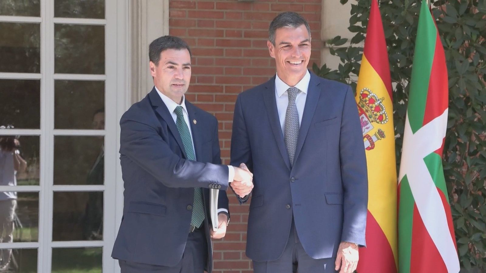 Sánchez y Pradales se reúnen en Moncloa para el traspaso del primer bloque de la Seguridad Social