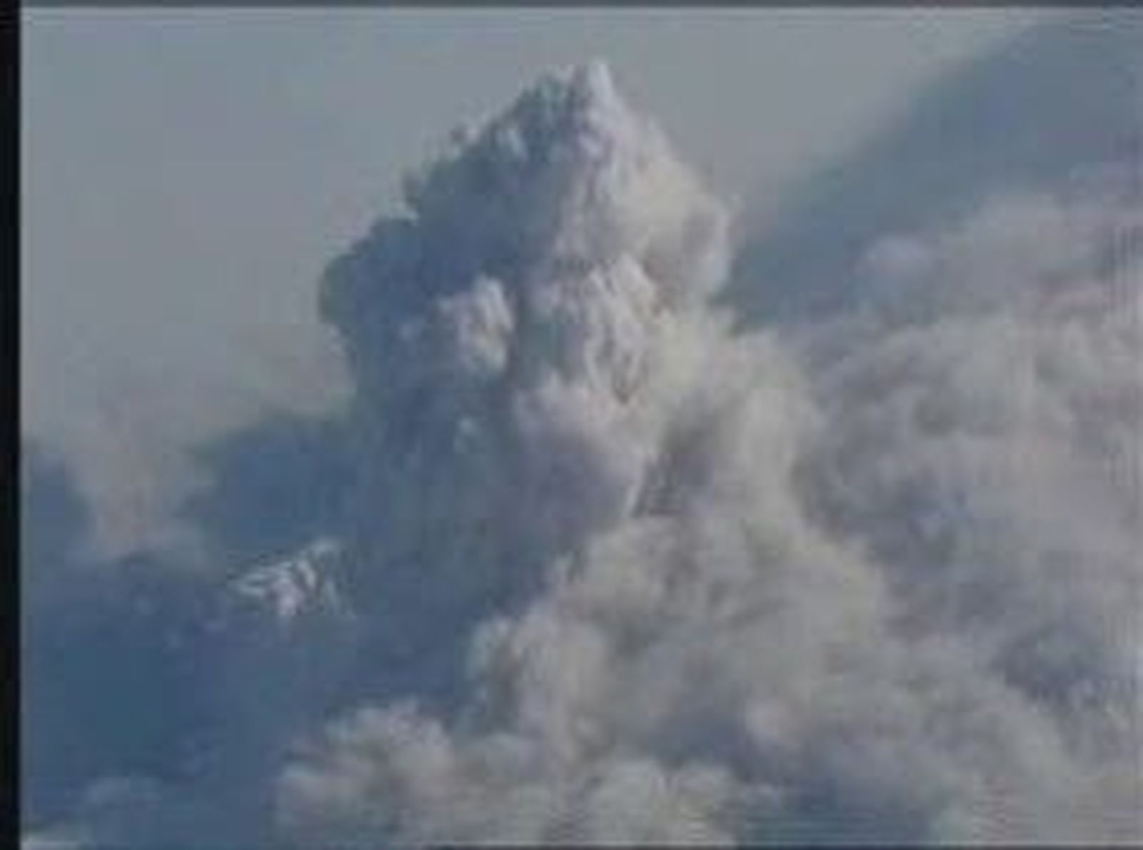 El Puyehue continúa arrojando cenizas