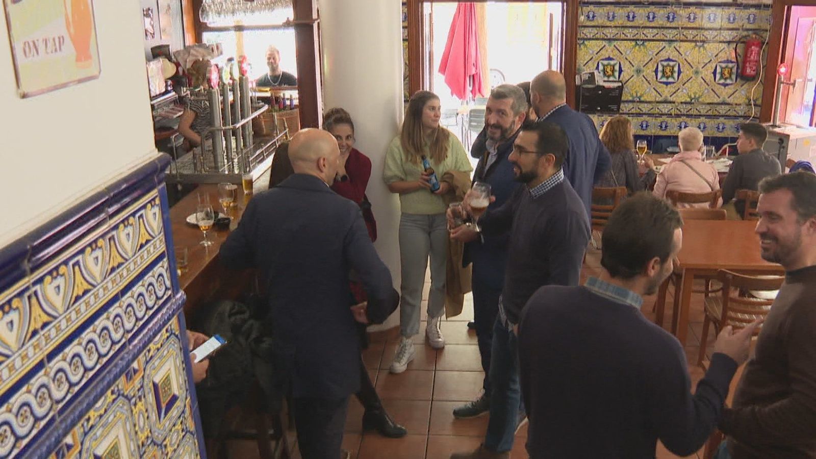Los bares: El centro neurálgico y social de los pueblos que Madrid trata de mantener