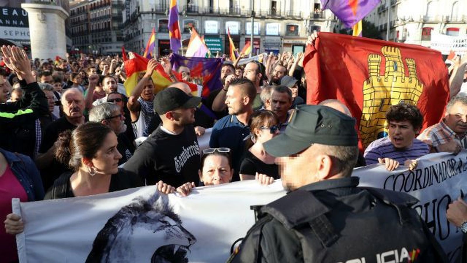 Tensión en el inicio de la manifestación en Madrid por el derecho a decidir