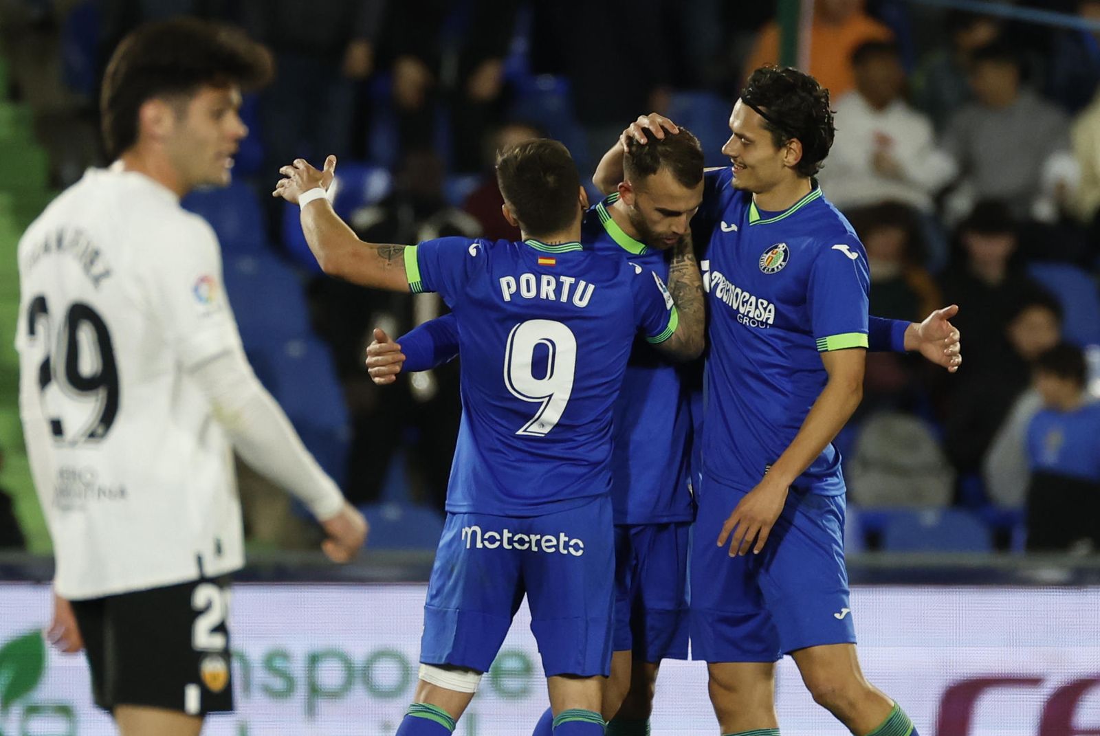 Los jugadores del Getafe celebran el gol del delantero Borja Mayoral
