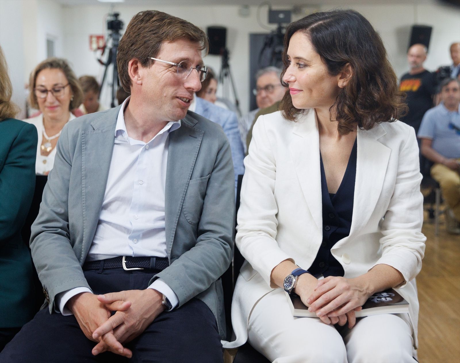Martínez-Almeida ha mandado su "apoyo y cariño" a Ayuso, "compañera y amiga "