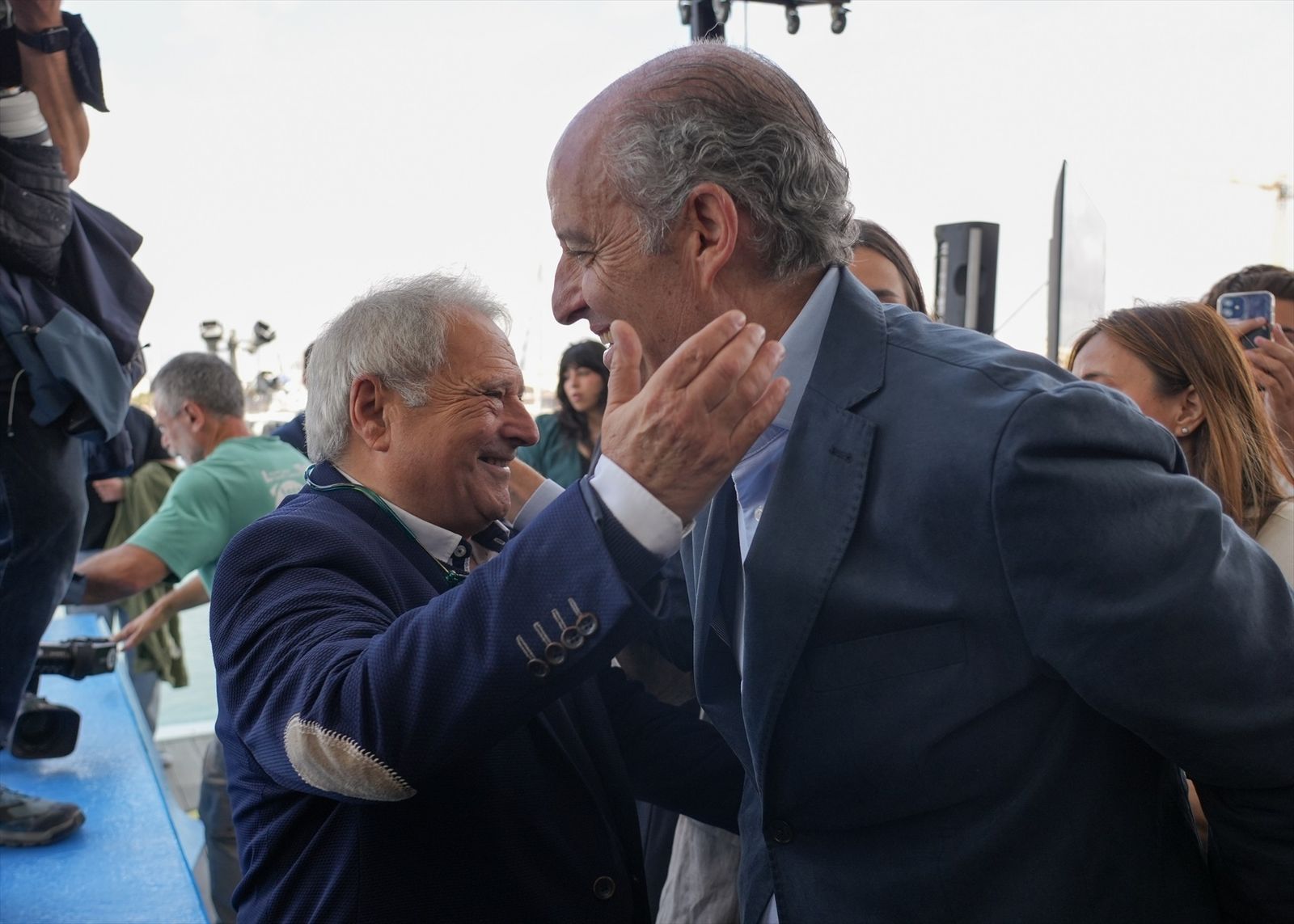 Camps se ofrece a liderar el PP valenciano.