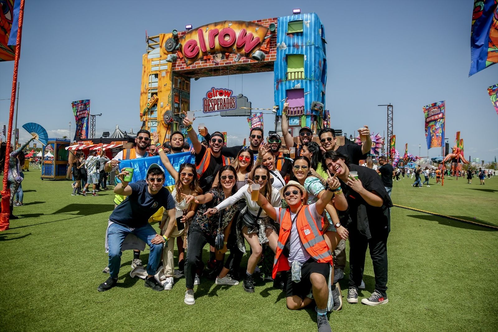 Asistentes posan a la cámara en el festival Elrow Town Madrid