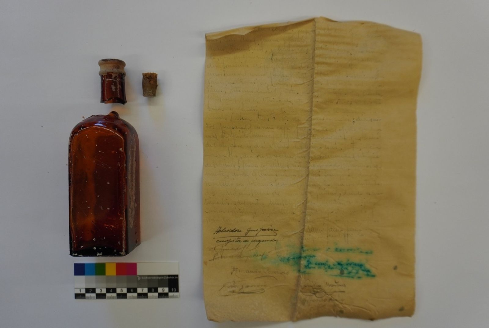 Botella con un documento fechado en 1947 con información sobre el párroco asesinado durante la Guerra Civil en Campo Real