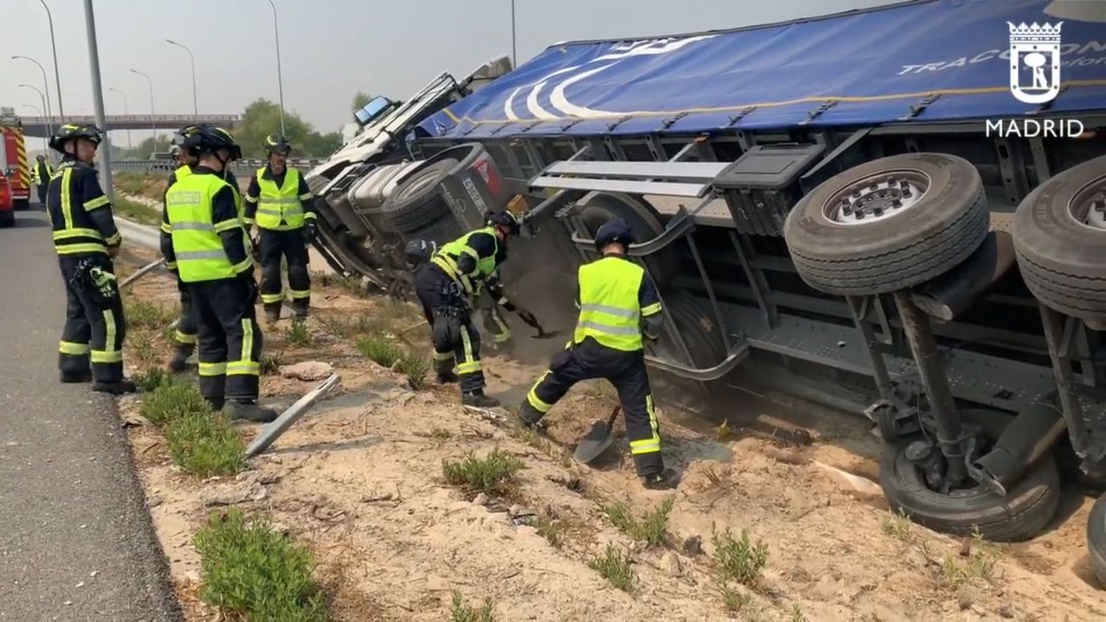 Un tráiler vuelca en la M-45 tras sufrir un accidente junto a un turismo