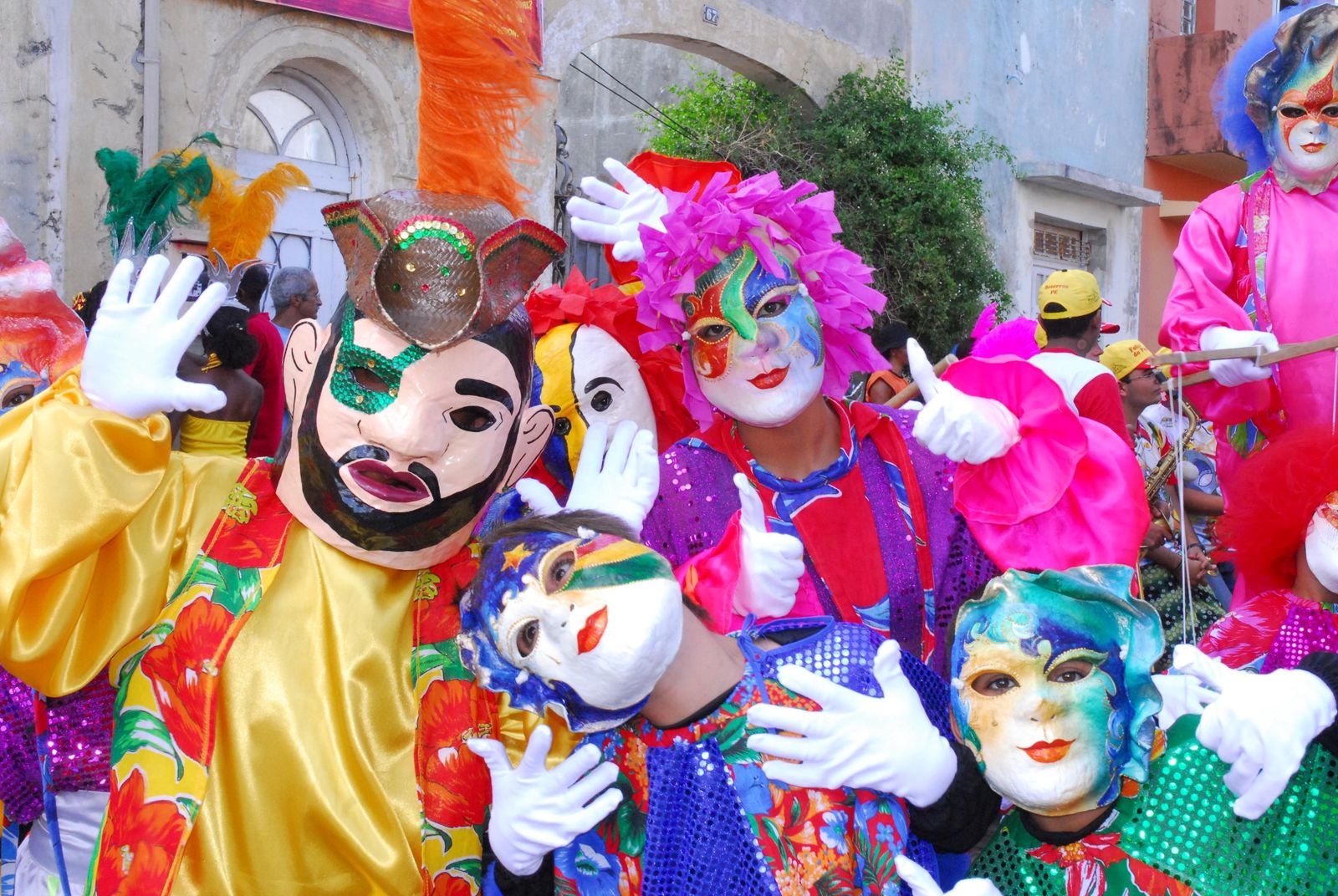 Varias personas disfrazadas celebran el carnaval en Aranjuez
