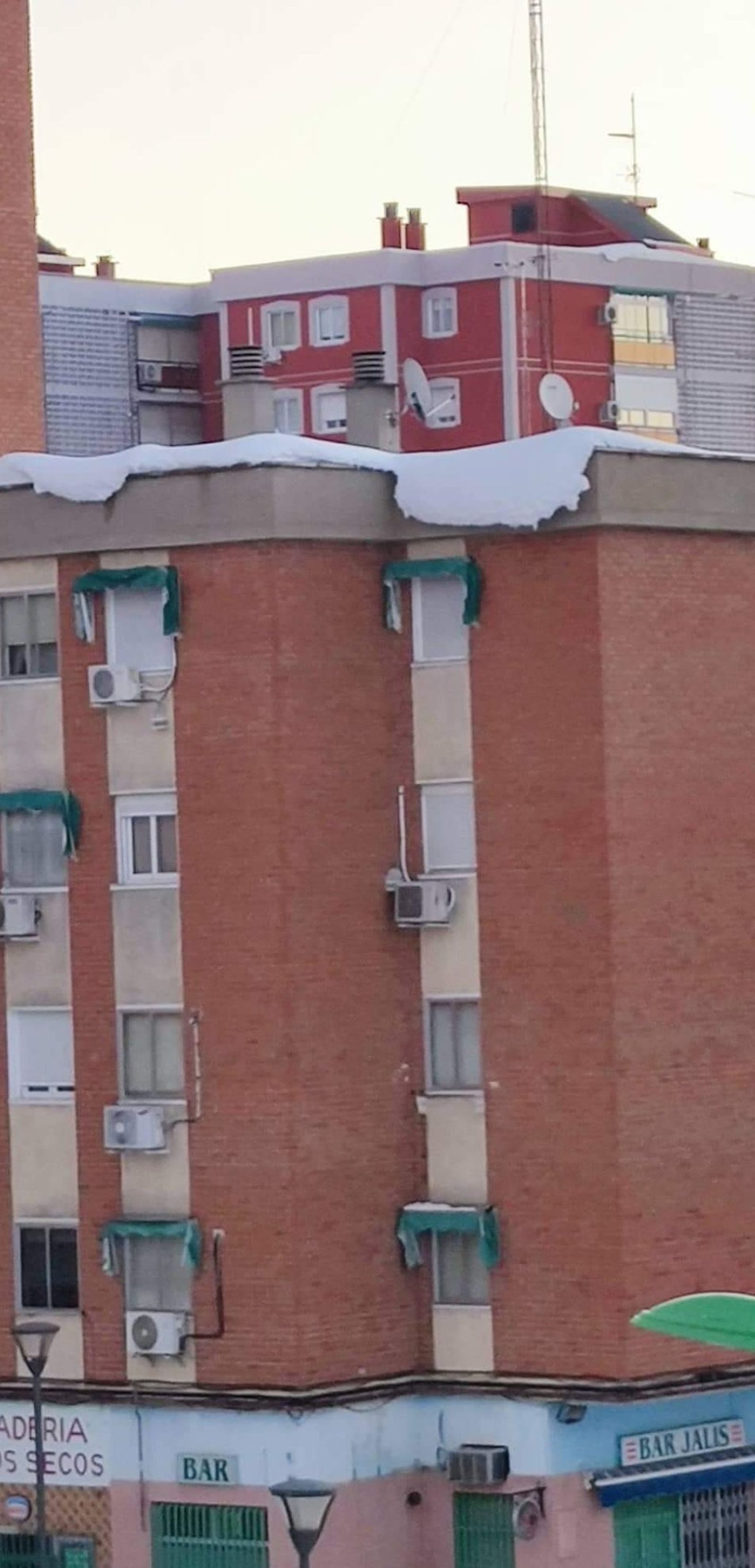 Nieve y hielo a punto de caer en un edificio de Fuenlabrada