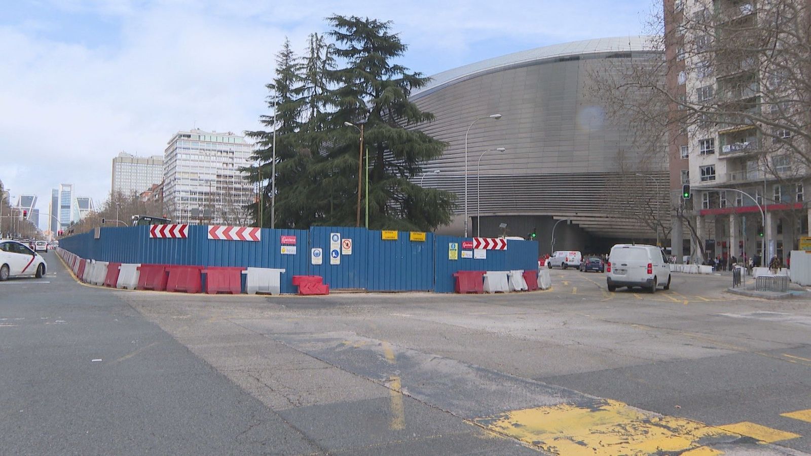 Menos vallas junto al Bernabéu para mejorar el tráfico en la Castellana