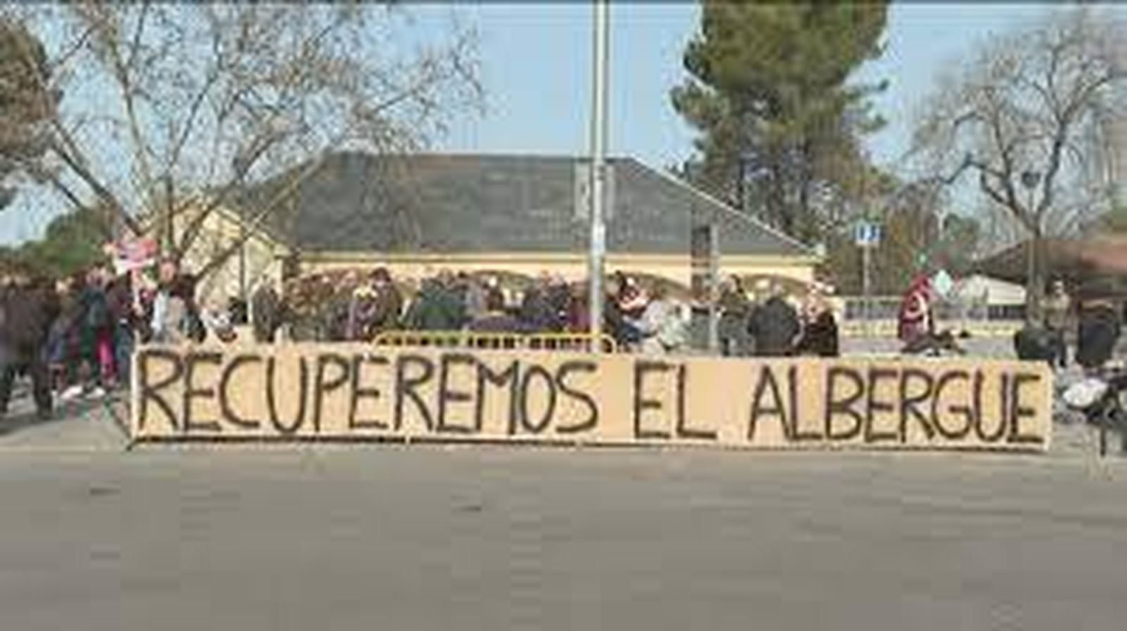Manifestación de vecinos de Batán pidiendo el cierre del centro de menores extranjeros de la Casa de Campo