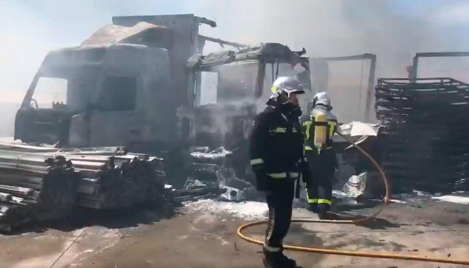 Un incendio en un polígono de Loeches provoca una gran columna de humo