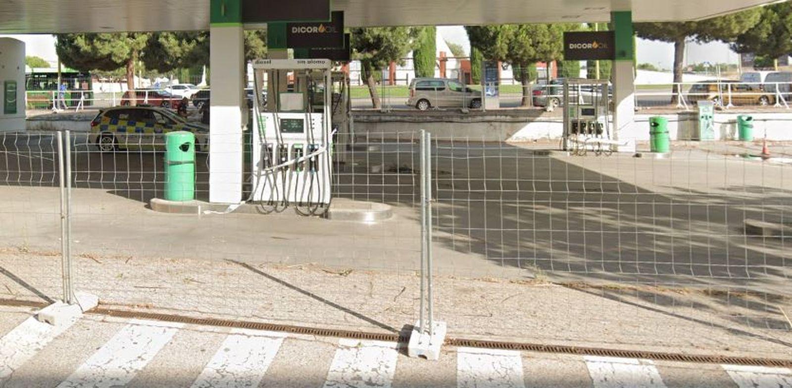 Gasolinera clausurada en la glorieta de los Jazmines de Móstoles