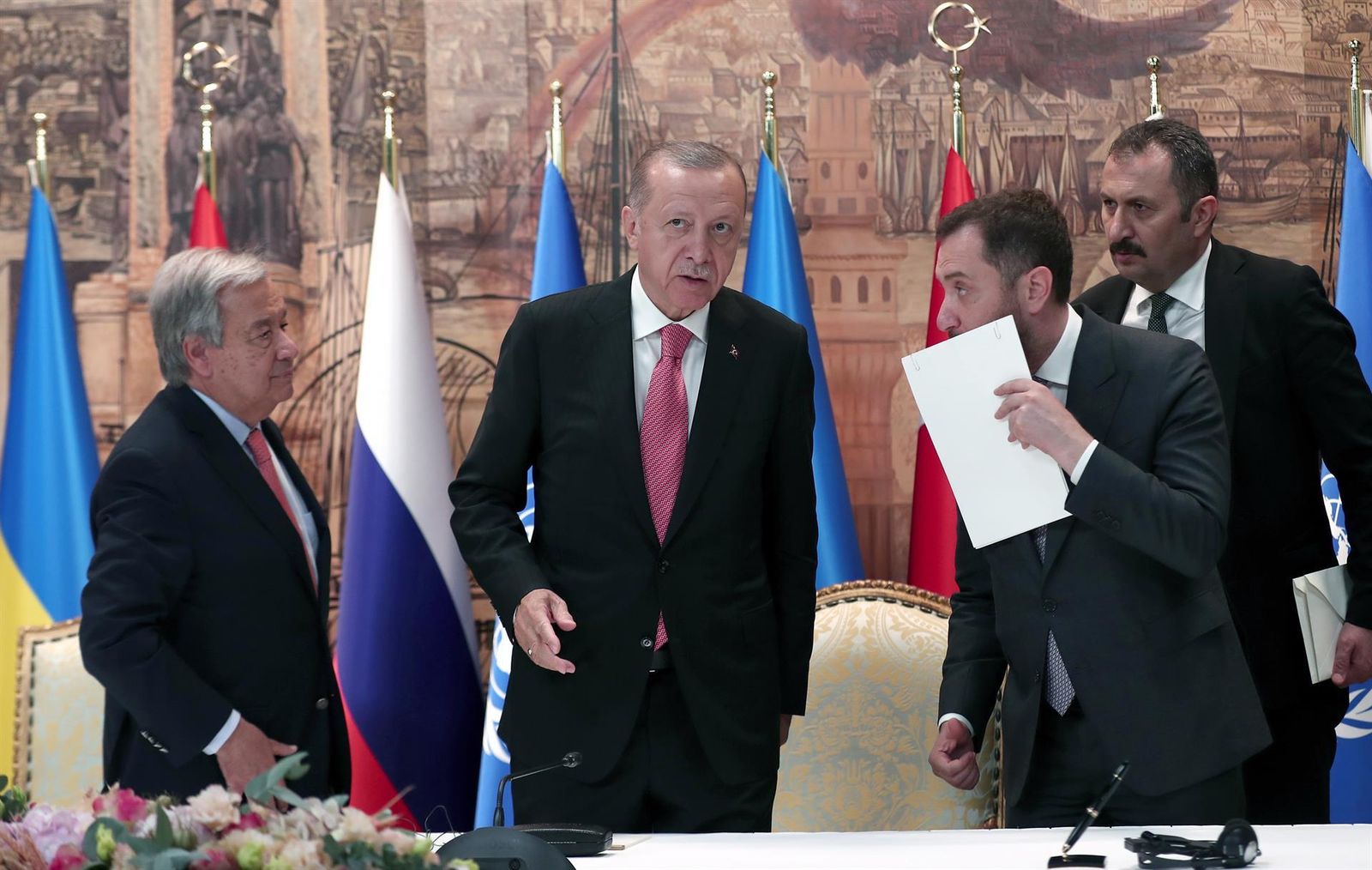 Erdogan y António Guterres durante la firma del pacto, este viernes en Estambul