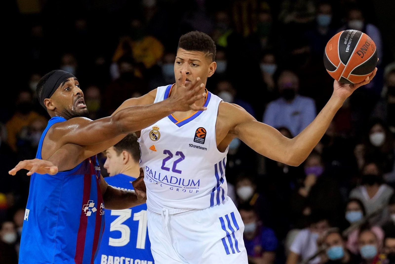 Tavares ante Brandon Davies