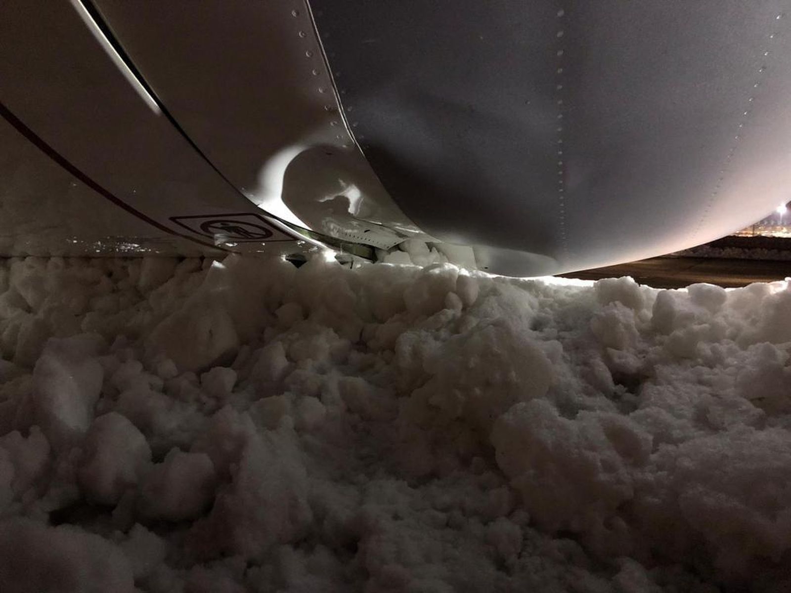 Daños en el motor de un avión al rozar con la nieve amontonada