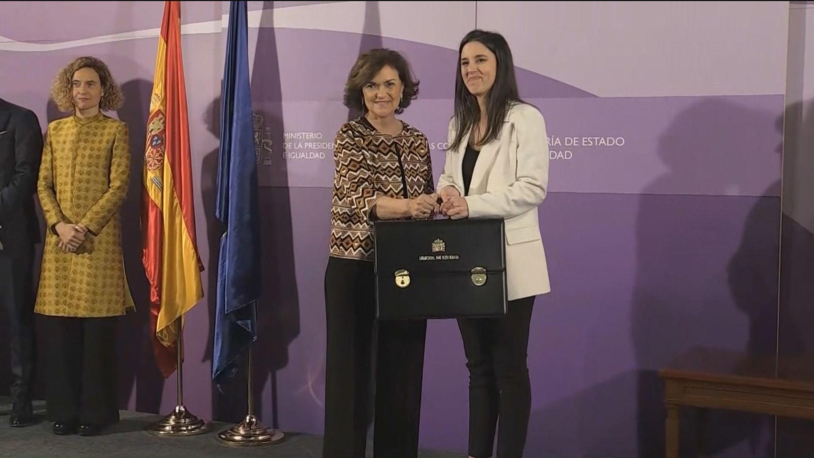 Carmen Calvo con Irene Montero en el cambio ministerial