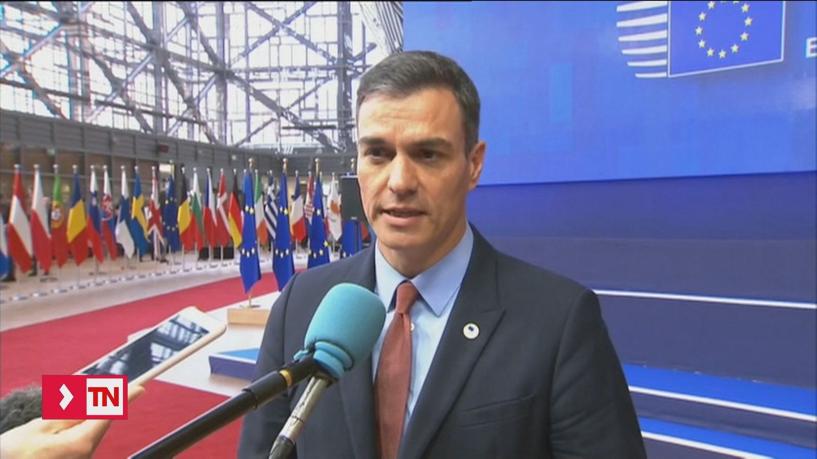 Sánchez llama a la neutralidad: "Las instituciones públicas son de todos y de todas"