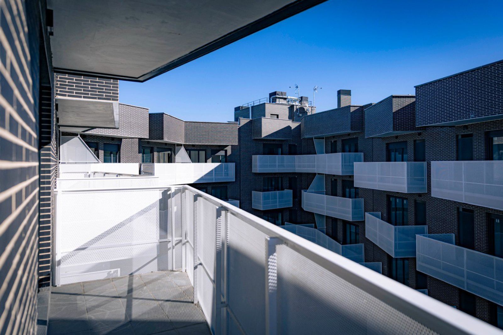 Vista desde una terraza de la promoción de viviendas para jóvenes del Ayuntamiento de Rivas