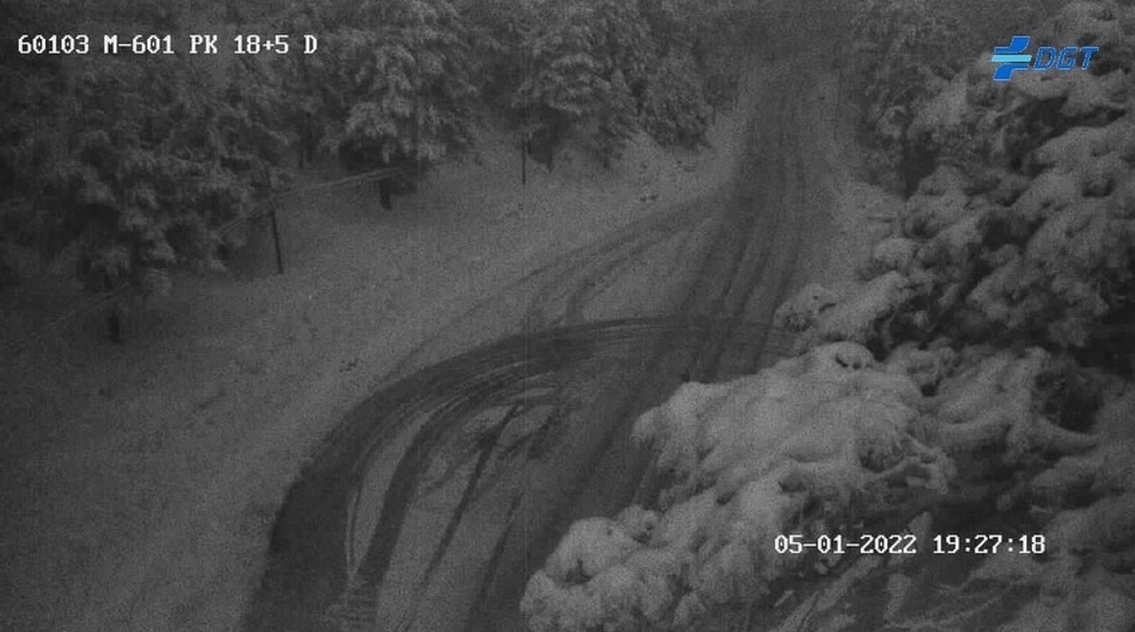 Estado de la carretera de subida al Puerto de Navacerrada a última hora de la tarde de este 5 de enero