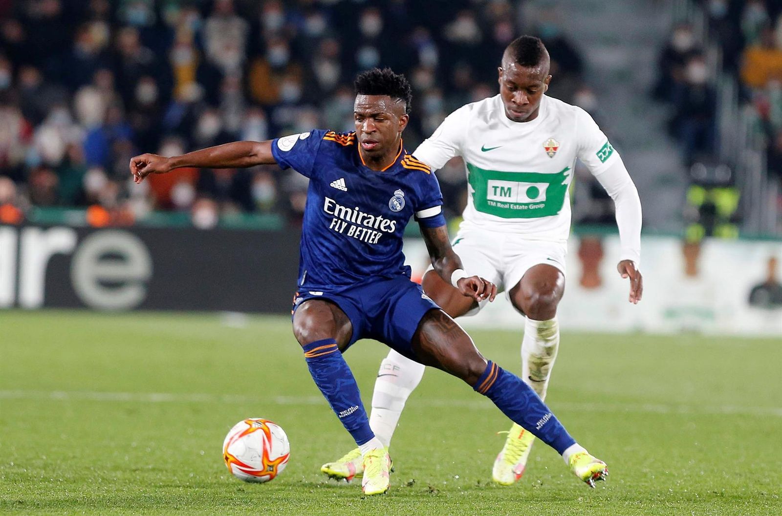 Vinicius Jr. disputa un balón al defensa colombiano del Elche, Helibelton Palacios