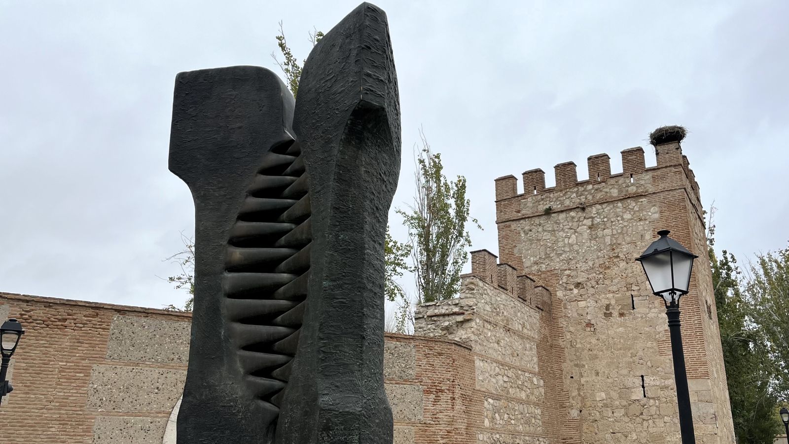 Pieza del Museo de Escultura al Aire Libre de Alcalá junto a la muralla