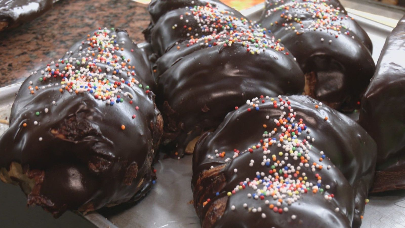 Donuts, palmeras y cruasanes gigantes en una pastelería de Fuenlabrada
