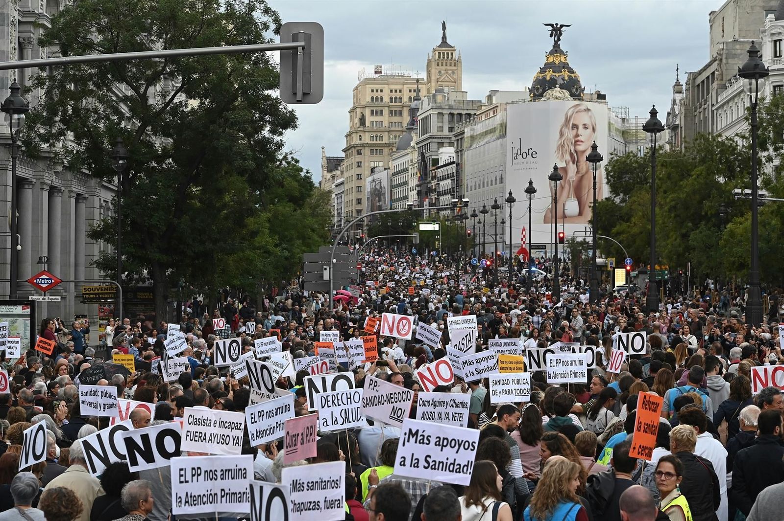 Miles de personas reclaman en las calles más recursos para la sanidad pública madrileña