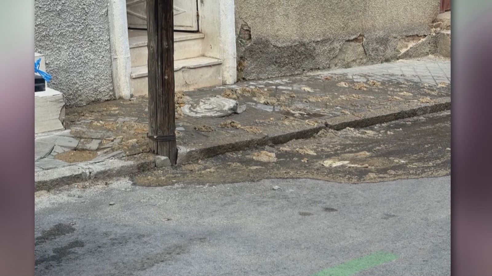 Un géiser de aguas fecales inunda una calle de Ciudad Lineal por la rotura de la acometida de un edificio okupado